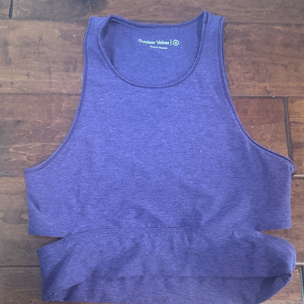 New - no tags

Outdoor Voices 
Women's 
Purple Crop Top
Never worn
Slashback
